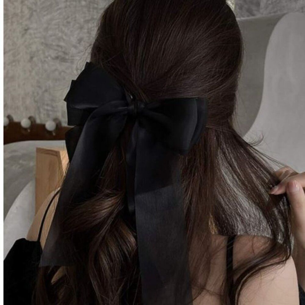 NWT, Black Bow Clip